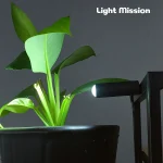 لامپ رشد گیاه لایت میژن مدل magnetic pipe light با رنگ نوری نچرال در حالت اتصال به پایه نگهدارنده گلدان