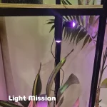 لامپ رشد گیاه فول اسپمتروم light mission مدل پایپ لایت مگنتی با نور بنفش در حالت اتصال به شلف نگهدارنده گلدان