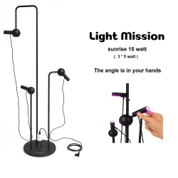 چراغ رشد گیاه مدل sunrise 15 وات که از ترکیب پایه مجیک هولدر و پایپ لایت مگنتی تشکیل شده است . همانطور که در عکس مشخص است چراغ در حال قرارگیری بر روی پایه است . که ب احتی می‌توانید چراغ را تحت زوایای مختلف قرار بدین