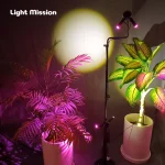 نمایی از چراغ رشد گیاه لایت میژن مدل سانرایز 15 وات در دو طیف نوری بنفش و نچرال فول اسپکتروم در تصویر تابش لنز چراغ بر روی دیوار پشت گلدان ها کاملا بصورت واضح نشان داده شده است